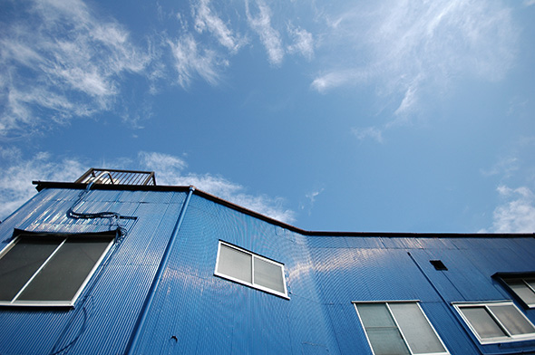 茅ヶ崎のクリーニング屋さんの屋根を撮影しました。：青色の屋根と空の青とマッチしている不思議な写真。