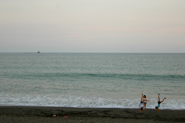 茅ヶ崎の砂浜で逆立ちをして遊ぶ少女3人