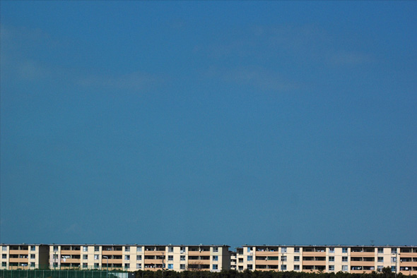 茅ヶ崎団地の写真：団地の屋上と空が一直線に見えて不思議な感じ。